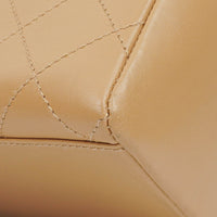 Bolso de Hombro Chanel Straight Flap en Piel de Cordero Beige con Pátina Vintage