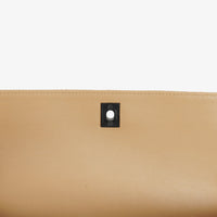 Bolso de Hombro Chanel Straight Flap en Piel de Cordero Beige con Pátina Vintage