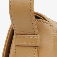 Bolso de Hombro Chanel Straight Flap en Piel de Cordero Beige con Pátina Vintage