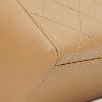 Bolso de Hombro Chanel Straight Flap en Piel de Cordero Beige con Pátina Vintage