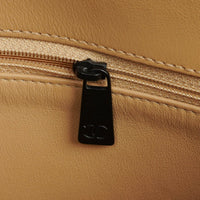 Bolso de Hombro Chanel Straight Flap en Piel de Cordero Beige con Pátina Vintage