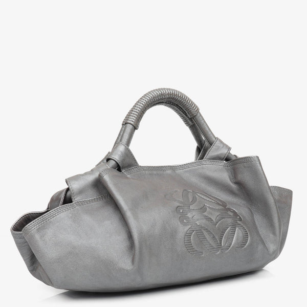Bolso de Hombro Loewe Nappa Aire en Piel Nappa Plateada con Anagrama