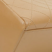 Bolso de Hombro Chanel Straight Flap en Piel de Cordero Beige con Pátina Vintage