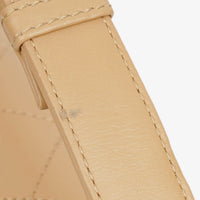 Bolso de Hombro Chanel Straight Flap en Piel de Cordero Beige con Pátina Vintage