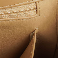 Bolso de Hombro Chanel Straight Flap en Piel de Cordero Beige con Pátina Vintage