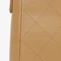 Bolso de Hombro Chanel Straight Flap en Piel de Cordero Beige con Pátina Vintage