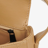 Bolso de Hombro Chanel Straight Flap en Piel de Cordero Beige con Pátina Vintage