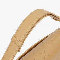 Bolso de Hombro Chanel Straight Flap en Piel de Cordero Beige con Pátina Vintage