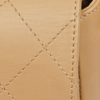 Bolso de Hombro Chanel Straight Flap en Piel de Cordero Beige con Pátina Vintage