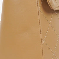 Bolso de Hombro Chanel Straight Flap en Piel de Cordero Beige con Pátina Vintage