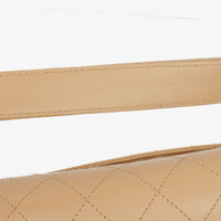 Bolso de Hombro Chanel Straight Flap en Piel de Cordero Beige con Pátina Vintage