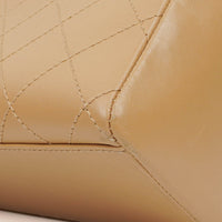 Bolso de Hombro Chanel Straight Flap en Piel de Cordero Beige con Pátina Vintage