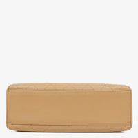 Bolso de Hombro Chanel Straight Flap en Piel de Cordero Beige con Pátina Vintage