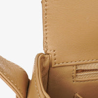 Bolso de Hombro Chanel Straight Flap en Piel de Cordero Beige con Pátina Vintage