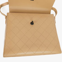 Bolso de Hombro Chanel Straight Flap en Piel de Cordero Beige con Pátina Vintage